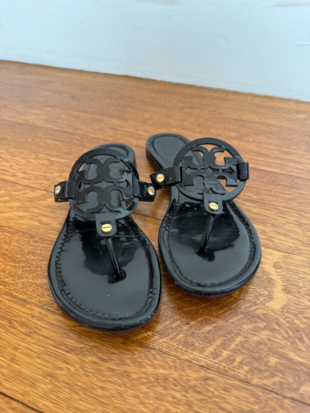 Tory Burch Black Patent Thong Sandals with Decorative Medallion